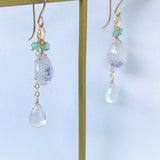 デュモルチェライトインクォーツとコロンビア産エメラルド、ムーンストーンのピアス