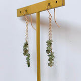 モルダバイトのダブルラインピアス