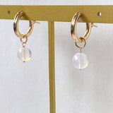 ラウンドカットオパールの一石ピアスチャーム