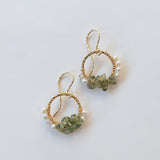 モルダバイトと淡水パールのリングピアス