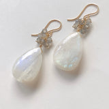大きなレインボームーンストーンとラブラドライトのピアス