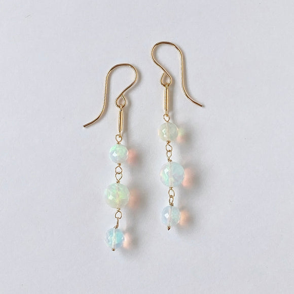 ラウンドカットオパールの三連ピアス