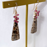 パームルートフォッシルとガーネット、アコヤケシパールのブーケピアス