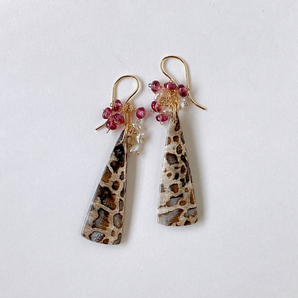 パームルートフォッシルとガーネット、アコヤケシパールのブーケピアス