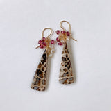 パームルートフォッシルとガーネット、アコヤケシパールのブーケピアス