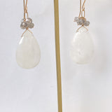 大きなレインボームーンストーンとラブラドライトのピアス