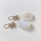 大きなレインボームーンストーンとラブラドライトのピアス