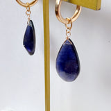 バフトップカットの大粒アイオライトの一石ピアスチャーム