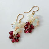 ラウンドカットオパールとガーネットのしゃらしゃらピアス