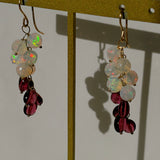 ラウンドカットオパールとガーネットのしゃらしゃらピアス