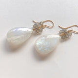 大きなレインボームーンストーンとラブラドライトのピアス