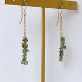 モルダバイトのダブルラインピアス