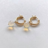 ラウンドカットオパールの一石ピアスチャーム