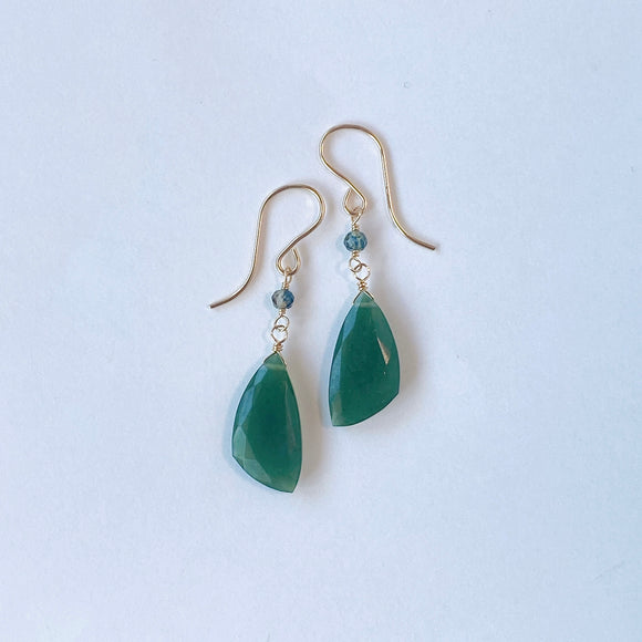 サーペンティンとグリーンサファイアのピアス