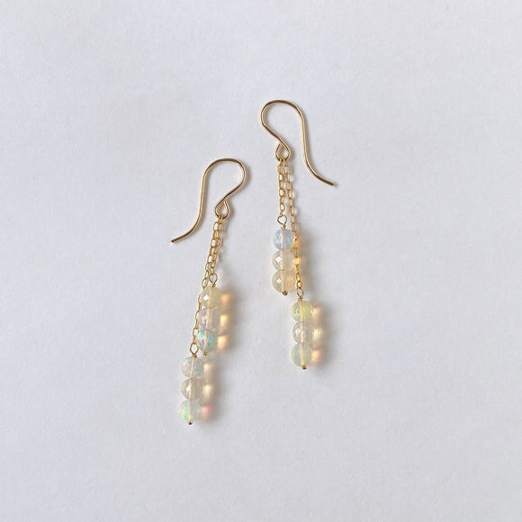 ラウンドカットオパールのダブルラインピアス