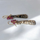 パームルートフォッシルとガーネット、アコヤケシパールのブーケピアス