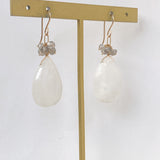 大きなレインボームーンストーンとラブラドライトのピアス