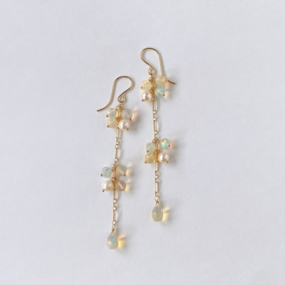 ラウンドカットオパールとアコヤベビーパールのロングピアス