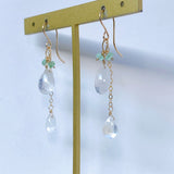 デュモルチェライトインクォーツとコロンビア産エメラルド、ムーンストーンのピアス