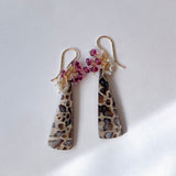 パームルートフォッシルとガーネット、アコヤケシパールのブーケピアス