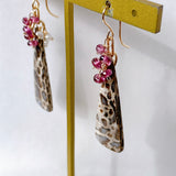 パームルートフォッシルとガーネット、アコヤケシパールのブーケピアス