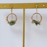 モルダバイトと淡水パールのリングピアス