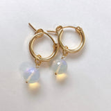 ラウンドカットオパールの一石ピアスチャーム