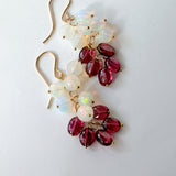 ラウンドカットオパールとガーネットのしゃらしゃらピアス