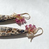 パームルートフォッシルとガーネット、アコヤケシパールのブーケピアス