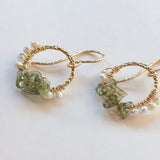 モルダバイトと淡水パールのリングピアス