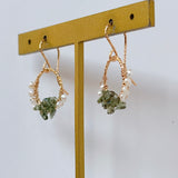 モルダバイトと淡水パールのリングピアス