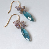 インディゴカイヤナイトとスピネルのブーケピアス