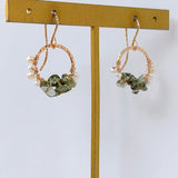 モルダバイトと淡水パールのリングピアス