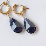 バフトップカットの大粒アイオライトの一石ピアスチャーム