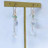 デュモルチェライトインクォーツとコロンビア産エメラルド、ムーンストーンのピアス