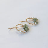 モルダバイトと淡水パールのリングピアス