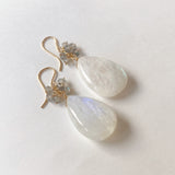 大きなレインボームーンストーンとラブラドライトのピアス