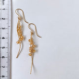 インペリアルトパーズのカービングピアス