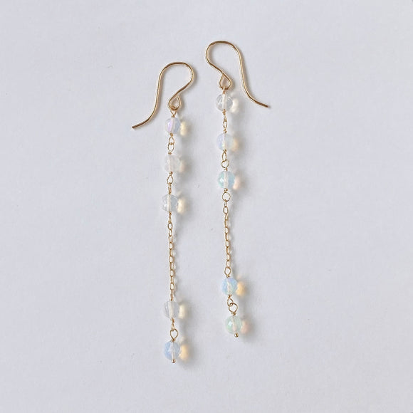 ラウンドカットオパールのステーションロングピアス