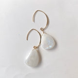 大きなレインボームーンストーンの一石ピアスA