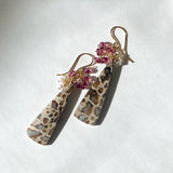 パームルートフォッシルとガーネット、アコヤケシパールのブーケピアス