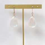 大きなレインボームーンストーンの一石ピアスB