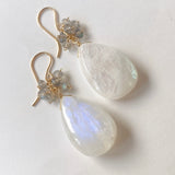 大きなレインボームーンストーンとラブラドライトのピアス