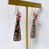 パームルートフォッシルとガーネット、アコヤケシパールのブーケピアス