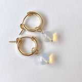 ラウンドカットオパールの一石ピアスチャーム