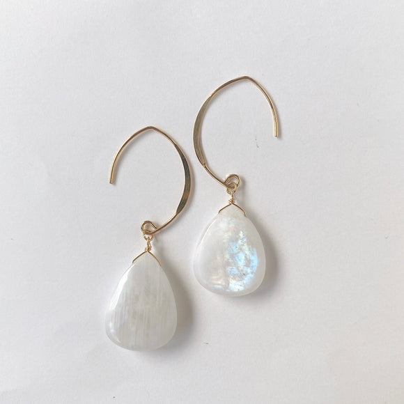 大きなレインボームーンストーンの一石ピアスA