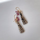 パームルートフォッシルとガーネット、アコヤケシパールのブーケピアス