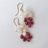 ラウンドカットオパールとガーネットのしゃらしゃらピアス