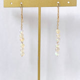 ラウンドカットオパールのダブルラインピアス