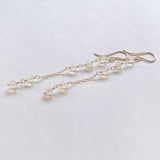 ラウンドカットオパールのステーションロングピアス